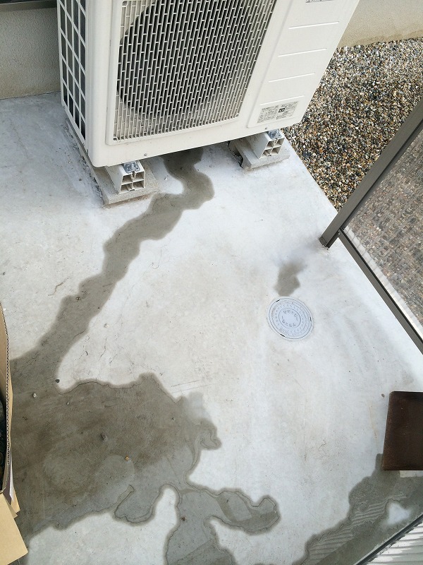 室外機　水たまり
